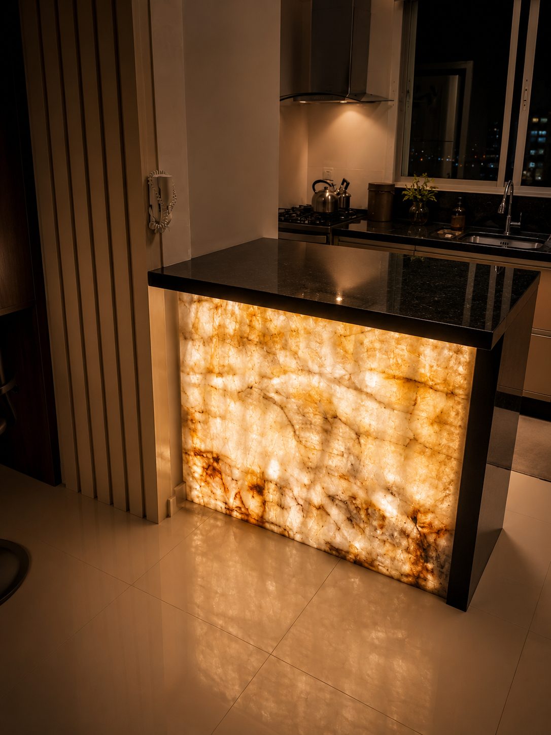 Bancada backlight em quartzito translúcido com iluminação LED interna